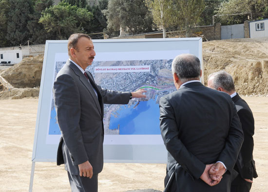 Президент Ильхам Алиев ознакомился с ходом строительных работ, проводимых на 2-4-м километре автомобильной дороги Баку-Алят (ФОТО)